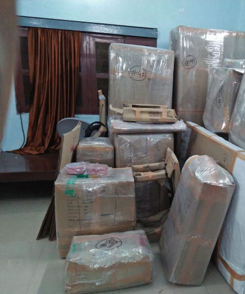 Packers and movers in Kanpur providing high-quality bubble wrap packaging for fragile kitchenware.